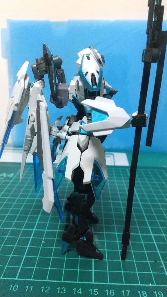 横からです。頭部とバックアップの距離が離れているのは可動域の都合上仕方なかった…あとキャリバーンの足は爪先立ちができるためヒールっぽくできました