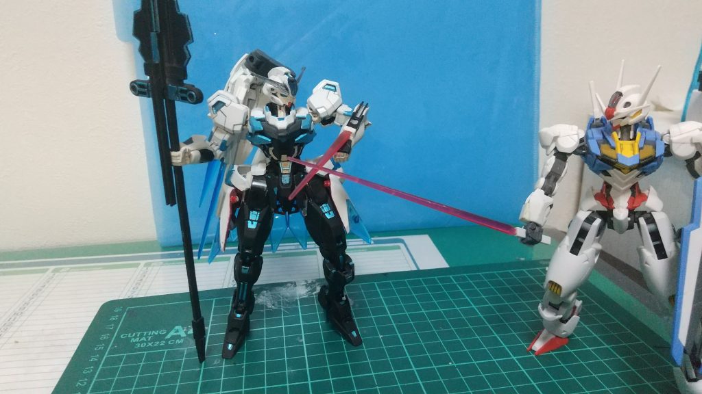 一応接近された時用に腕からビームサーベル、この機体には手持ち式のビームサーベルはありません(泣き)本当はどっかに仕込ませたかったけどスペースがなかった…