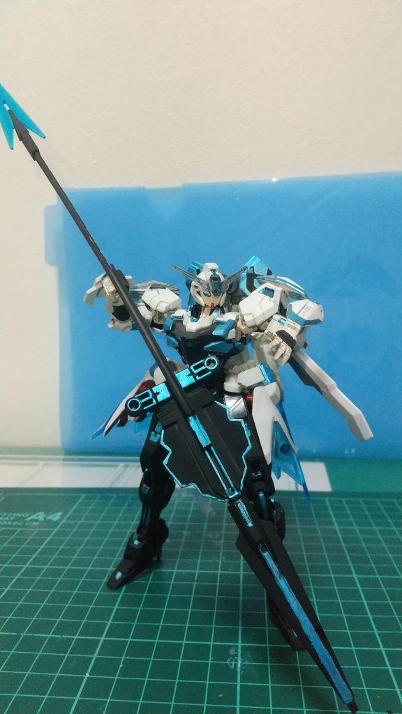 それでも近づくのなら仕方がない…かつては魔術のための杖であったが、度重なる戦乱の中で、いつしか純粋な武器へと変じた。杖は改造すると槍になる、ふつーふつー