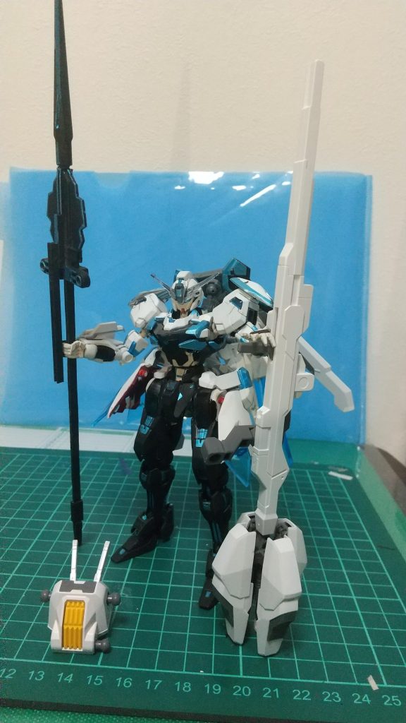 一応杖とかバックパック最初は杖にキャリバーンのライフル付けられないか試したけど槍(杖)の外見を維持してエスカッシャンを付けられる程のスペースを残し持っても倒れないバランスとなるとやっぱ無理だった。