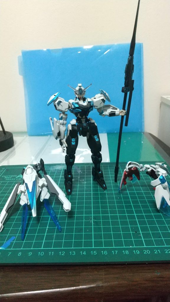 バックパックと腰のアーマーを外した状態。正直モビルドールのメイとめっちゃ配色被ってるから○○○○を再現できてるか不安