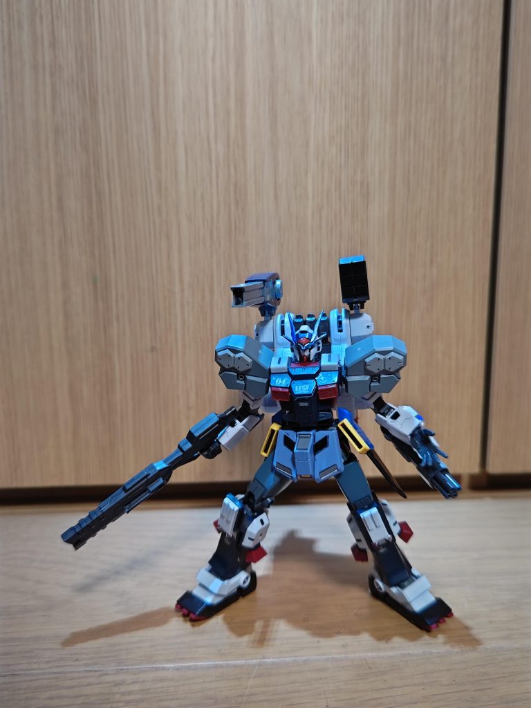 奪取されたジムにミサイルとキャノンで中距離射撃!