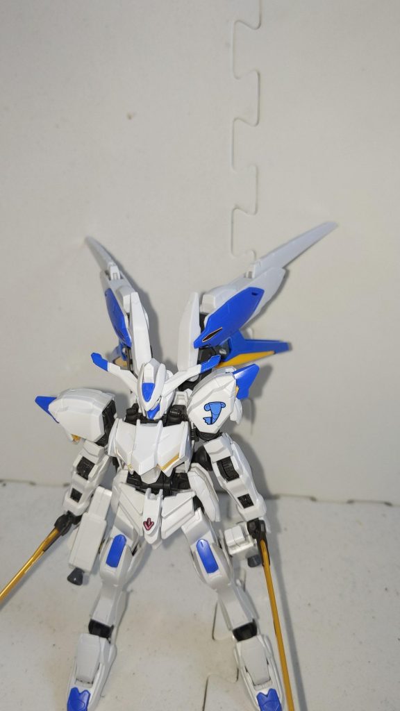 機体銘「バエル・フギン＝ホワイトレイヴン」ダイバー「キリギリス・マクド」(素組のHGUCザクⅡをオール100とする)シュートアビリティ　140ファイトアビリティ　630ディフェンスアビリティ　590スピードアビリティ　680パワーアビリティ　600マクギリスのなりきりアカウントでバエルガチ勢でアグニカ・カイエル崇拝者のイロモノダイバー「キリギリス・マクド」がカラスマのバエル・フギンを邪道(←彼の基準では)として否定する為にバエル・フギンを模倣して制作されたガンプラ。バエル・フギンを模倣しながらもオリジナルのバエルのコンセプトに原点回帰させる独自の設計思想により制作されている。結果、共通点はバエルソードをメインウェポンに使用する点と背部スラスターウイングに搭載されたミノフスキードライヴくらいしかなくなった。