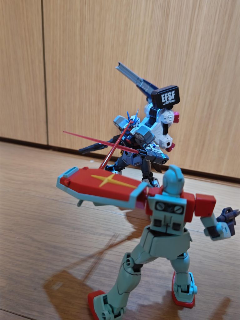 ジム「くっ…!こいつ!中距離戦向けな機体なくせに、ビームサーベルも仕込んでやがる…!押し負ける…!」