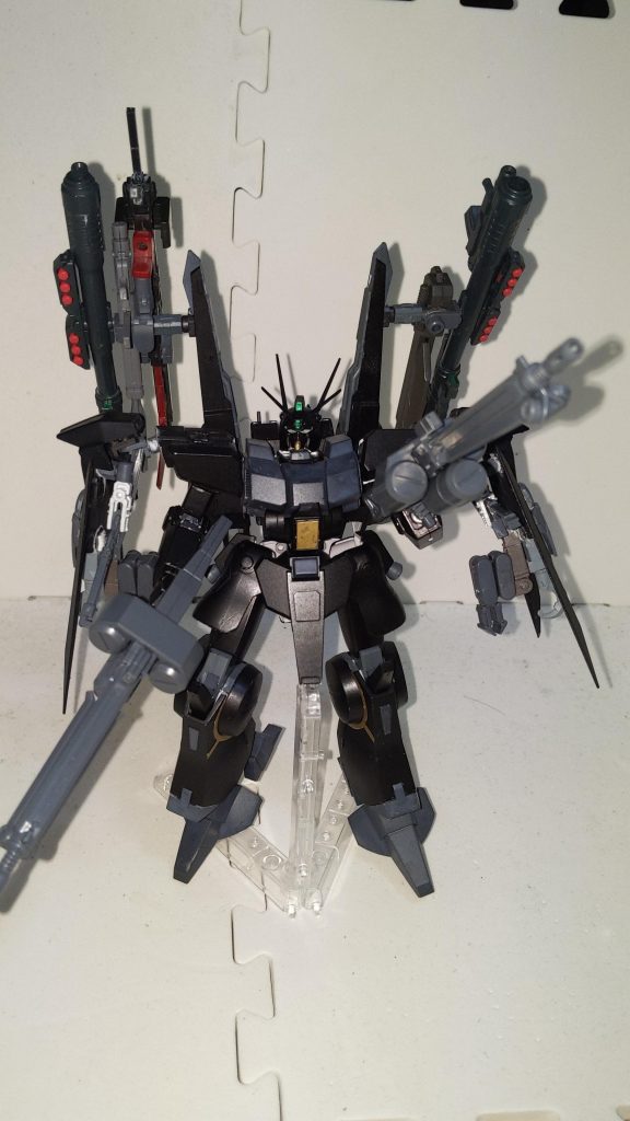 機体銘「シルヴァ・バレト十六夜 夜天ノ装」ダイバー「クロツキ」(素組のHGUCザクⅡをオール100とする)シュートアビリティ 630ファイトアビリティ 640ディフェンスアビリティ 610スピードアビリティ 670パワーアビリティ 680サイコミュシステムを含む豊富な武装、物理とビーム両面において圧倒的な火力、頑強な装甲とIフィールドジェネレーターや装甲全面への対ビームコーティングによる破格の耐久、ガンダムフレーム機体と同等のパワー、航続距離では劣るが短距離なら可変機すら凌駕する機動力……と全てにおいて隙のない過剰な戦闘能力のガンプラ。唯一の欠点は、「本来準サイコミュ機体であるベース機のシルヴァ・バレトをフルスペックのサイコミュ機体に造り変える」という無茶なコンセプトゆえに操作系統が煩雑化している点。しかしクロツキはその欠点をものともせずクジョウ・キョウヤと渡り合っている。もはや存在じたいがこの世のバグ。武装サイコミュハンド(原型機の有線式ハンドの改良。有線式と無線式を任意で切り替え可能)ファンネル・インコム(原型機体のインコムの改良。有線式と無線式を切り替え可能)ファンネルミサイル(原型機体のミサイルから換装)肩部ビームキャノンビームライフルハイパーバズーカ×2バスターマシンガン×2グレネードデモリッションナイフガンシックル肩部マルチプルバインダー(フックアンカー、Iフィールドジェネレーター、ビームブレード×2を搭載)