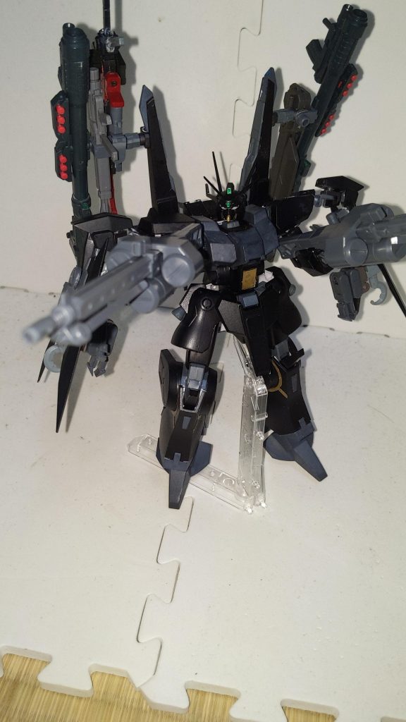 バスターマシンガンGBNのレアなドロップ武器パーツ。高威力の徹甲弾をフルオートで連射する強力な実弾銃だが反動が強すぎてガンダムフレーム機並みのパワーがなければまともに照準を合わせられない。シルヴァ・バレト十六夜はこれを贅沢に2丁持ちして使用する。第一次有志連合戦では多くのマスダイバーがこのバスターマシンガンの餌食になったとか…………