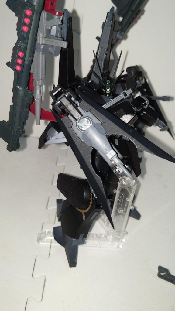 肩部マルチプルバインダーAGE−2ダークハウンドの肩部バインダーの改造。単純にシールドの代わりに使ったり、ユニコーンガンダムのシールドから切り出したIフィールドジェネレーターでビーム攻撃を無効化したり、フックアンカーを射出したりできる。さらにはバインダーの裏側にマウントしたビームブレードを、同じくバインダー裏側に搭載したサブアームで保持して使う事ができる。