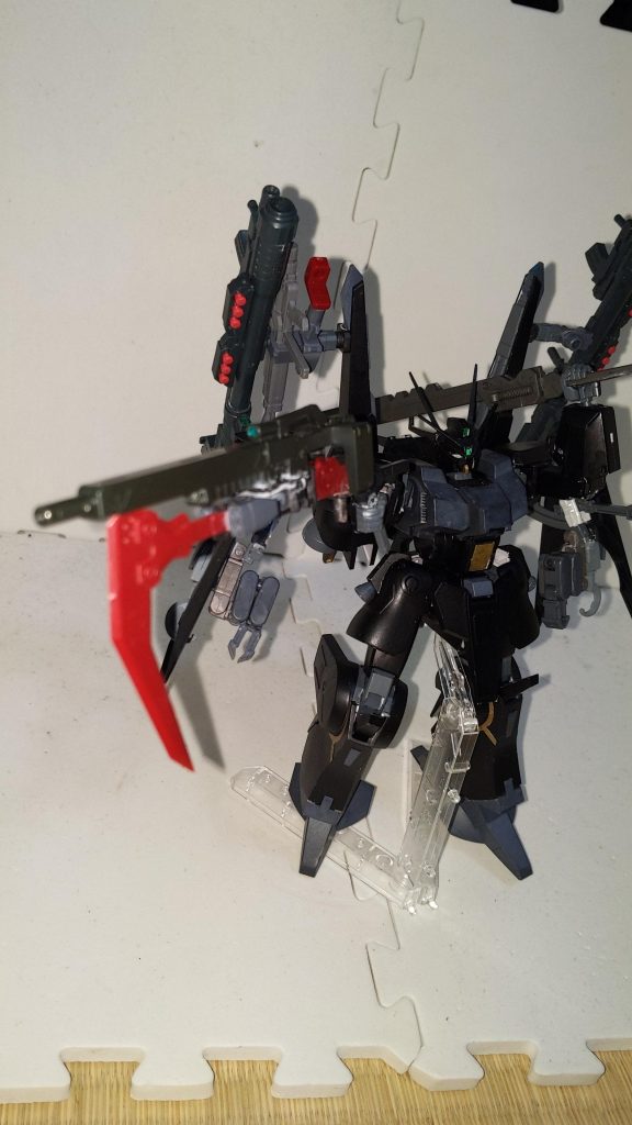 デモリッションナイフ&ガンシックルクロツキが愛用する近接武装。サイコミュハンドとの併用で腕を伸ばして変幻自在な間合いでの斬撃が可能。ついでに、丸腰に見えてもロケットパンチとかするので油断できない。