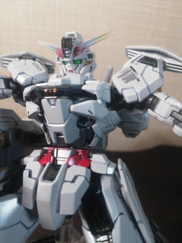 ツインアイ等は付属のシールの上からクリアレジンを塗布して光沢感を