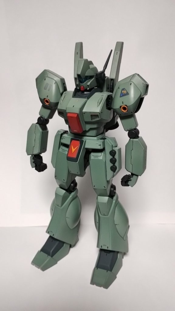 とても組みやすく、全長も大きな機体で楽しく作れました。今後はD型や、スタークも作りたいと思います。