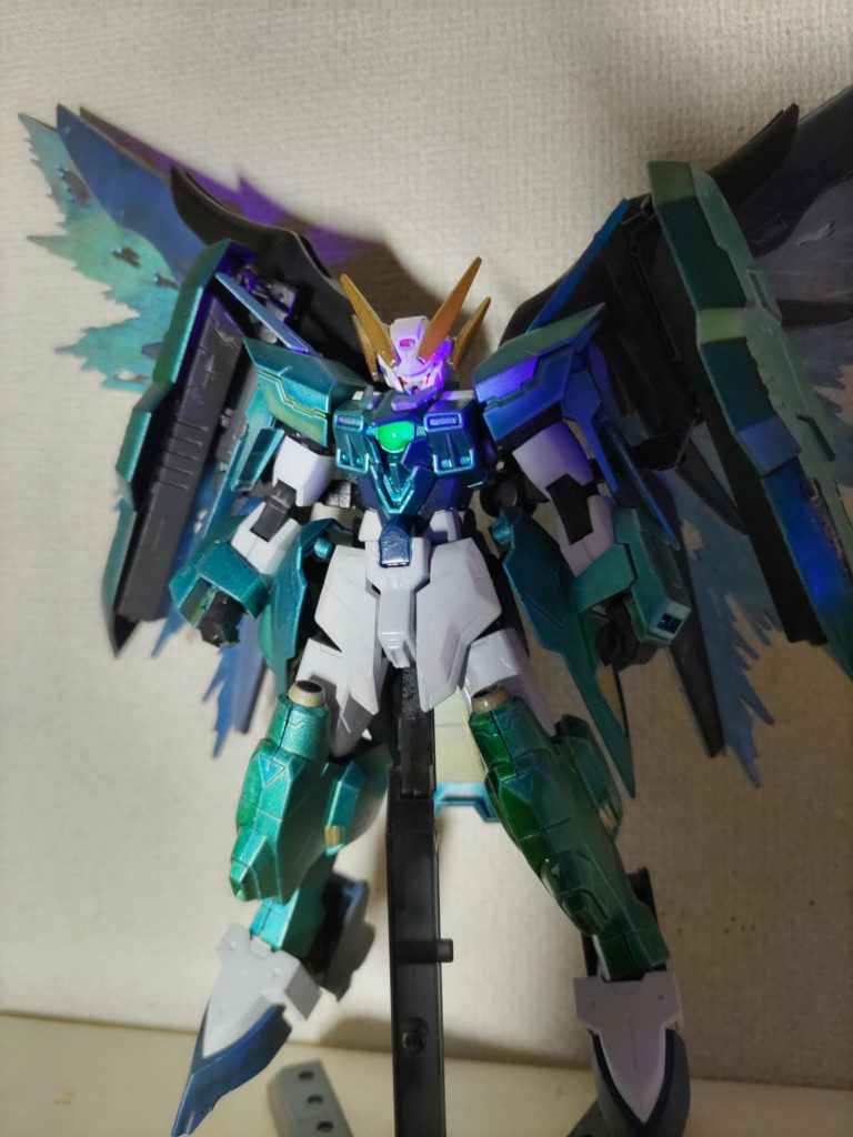 UVライトで目と胸のクリアパーツは光ります