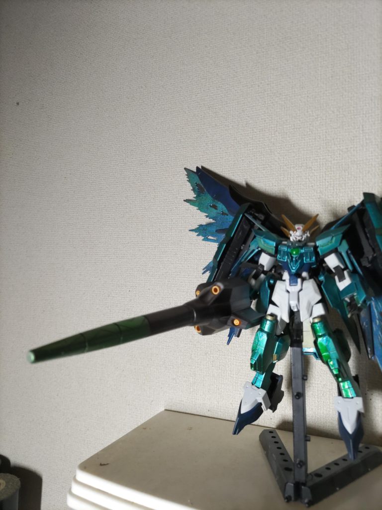 メイン武器のシグルドリルランスGN粒子の質量軽減効果により取り回しは良いショットランサーのようにビームカービン内蔵となっている