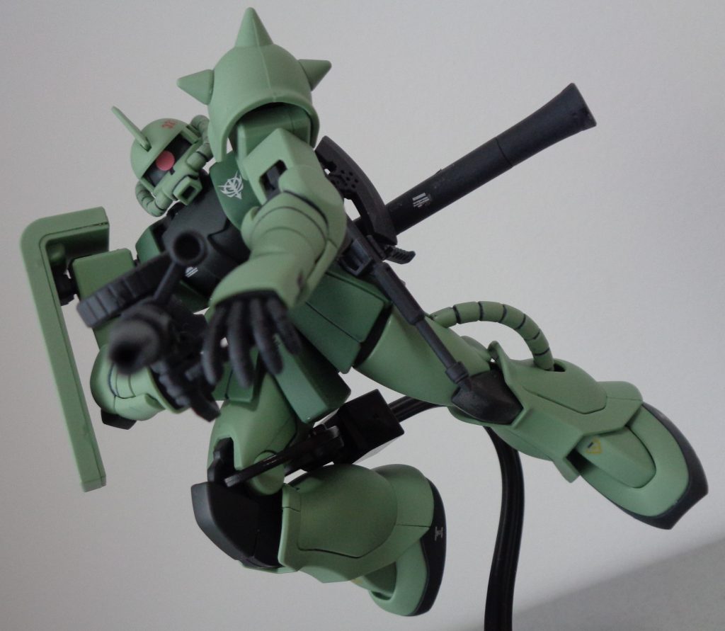 可動も最高レベルです。今回は腰アーマーをプラ素材で組みましたが、ゴムの軟素材で組めば、可動はさらに向上します。