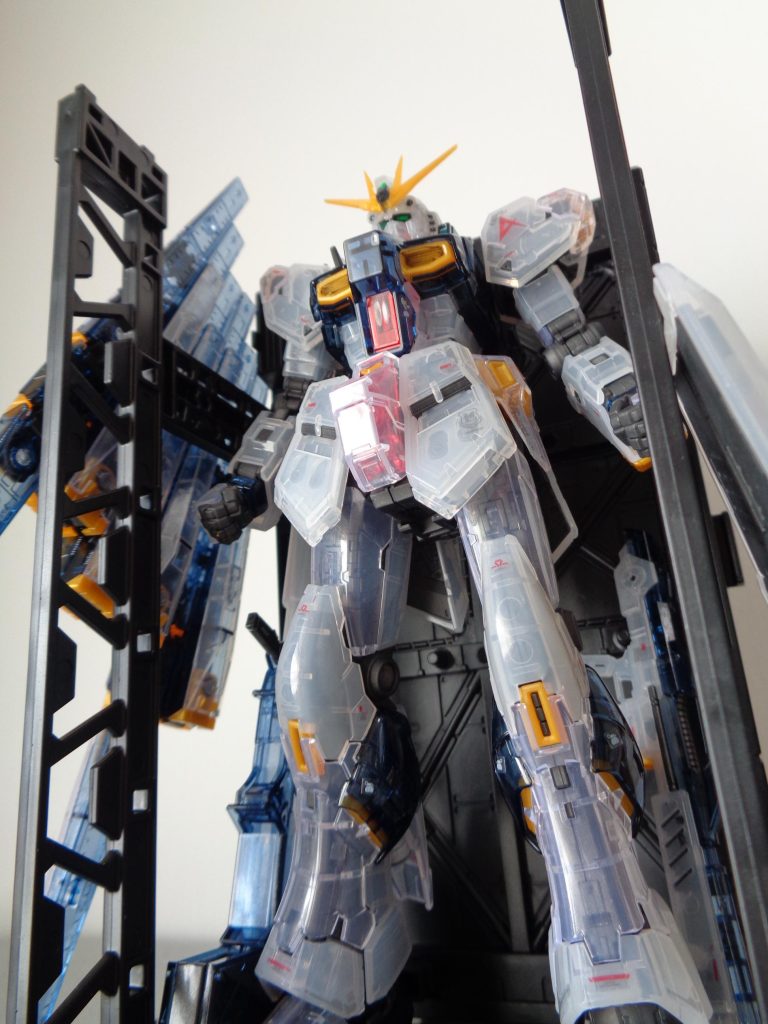 素晴らしい内部フレームなのに、外装を着けると見えなくなるため、クリアカラー版は透けて見えるので、ディスプレイには最適です。