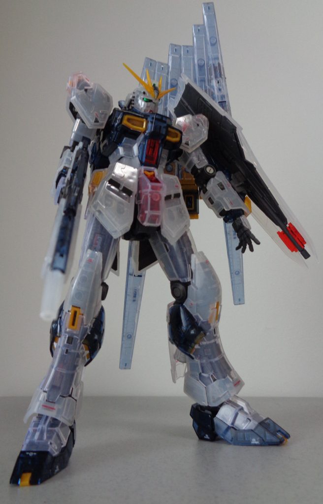 フル装備だど、ちょっとバランスが悪くなりますが、自立は可能です。スタンドがあれば安定するでしょう。