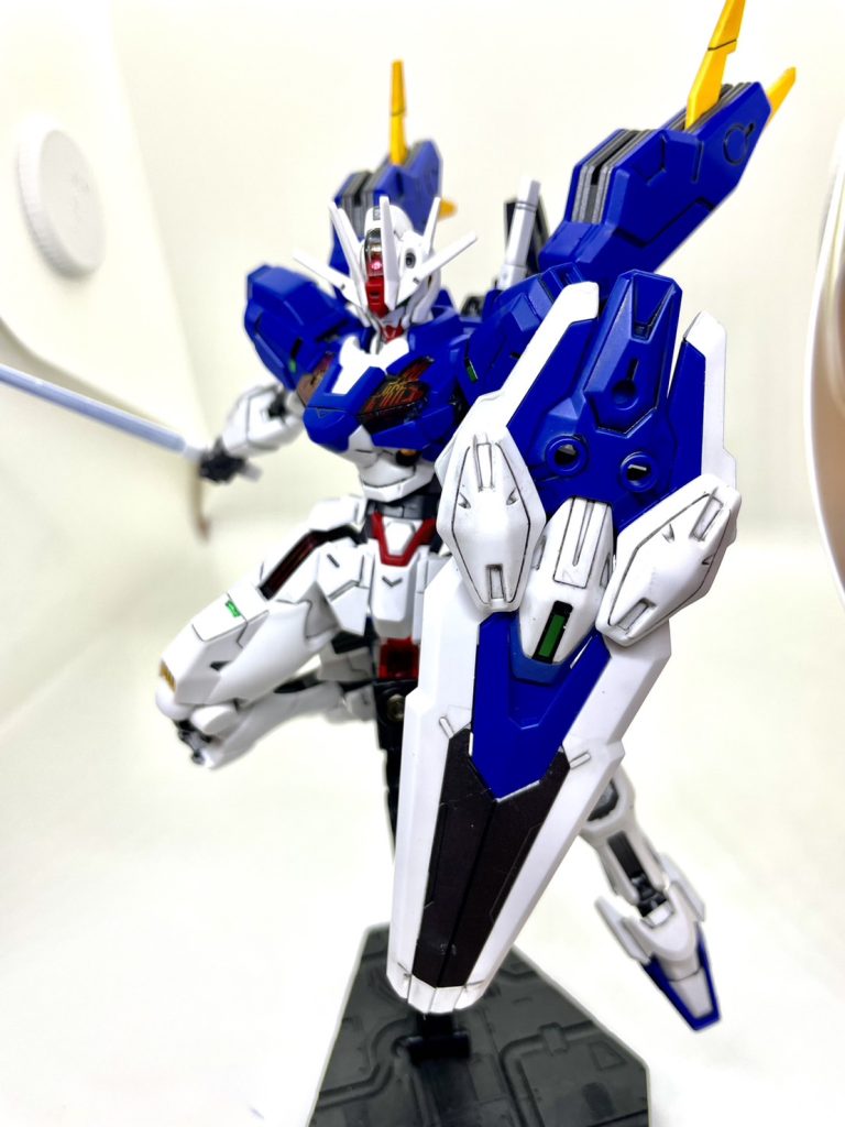 ポーズはこれで決定笑ここで報告ですがRGシャア専用ザクIIが関節事情により戦闘不能になってしまいましたm(_ _)mジャンクパーツ行きです。あんなに苦労したのに笑HGUCかオリジンのシャア専用ザクIIを募集中です笑それでは乾杯!!