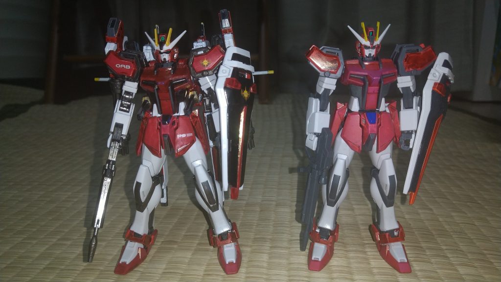右の機体は当初使用するつもりだったEGのストライク。どうにもしっくりこなかったので、結局HGCEを購入して作り直しました。