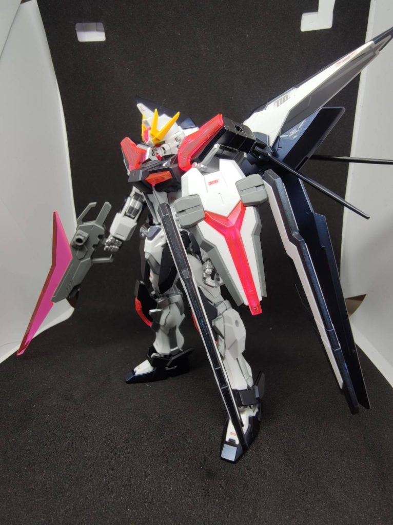 シールドのジョイント部分に余っていたエアリアルのエスカッシャンを装備。意外と似合っています。