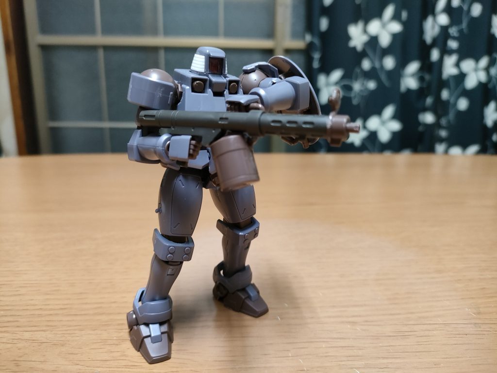 マシンガンの構え。ちゃんと両手持ちで構え可能。