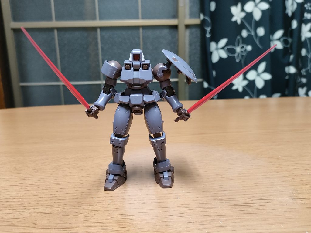 ビームサーベル二刀流。サーベルラックの盾は肩に装備だから二刀流時の取り回しが良い。