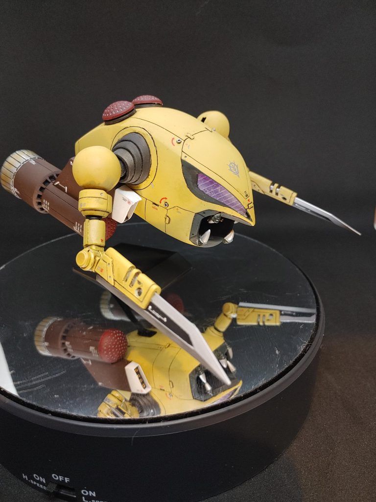 今回はいろいろ挑戦してみました。100均電飾、モノアイカバーは網目模様が欲しくて100均クリアファイルを流用。プロポーション変更(初挑戦)、顔をニュっと前に出したくて胴体を2cmくらい延長。腕の形状変更、二の腕から下をバッサリカット。上からゴッグ腕パーツ、プラパイプ改造、コトブキヤジョイントパーツ流用、MSソード。ソードカバー(アーマー)はプラ板でスクラッチ(初挑戦)。各所ディテールアップ、プラ板チップ(初)、メタルパーツ。