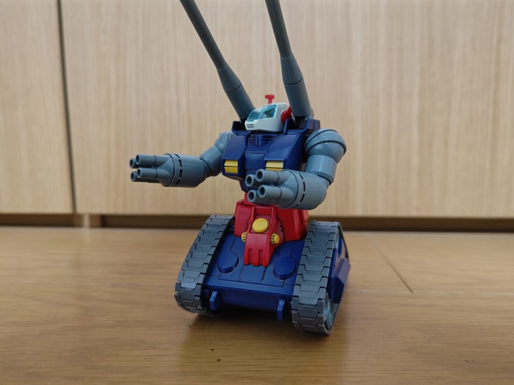 ｶﾝｶﾝｶﾝ「ん？何だ今のは？攻撃を受けたのか？ちょっと待て！赤い光が！ぬぅぉわぁぁ！ホワイトベース！カイ！ガンダム！やられ千葉ァ！(ちまぁ！)」