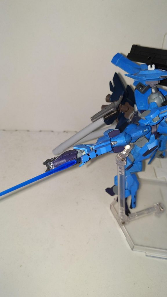 レッグスラッシュサーベル脚部兵装その1。ダリルバルデの膝装甲を流用した、脛部分の追加装甲から展開されるビームサーベル。圧倒的加速力で接近して繰り出す、全てを切り裂くアスランキック…………もといリタキックを完全に見切るのは極めて困難。さらにペレットマインを射出する事もできる為に、不用意に近付くとカウンターされがち。