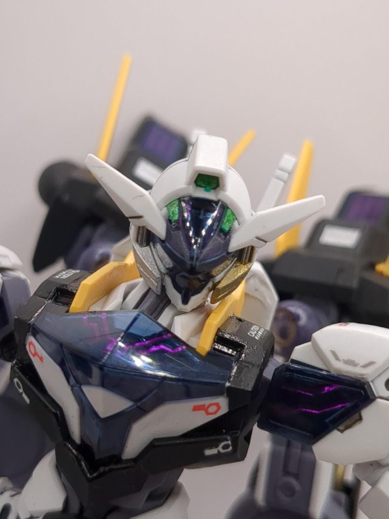 フェイスガード(頬の部分)も色でアシンメトリーに