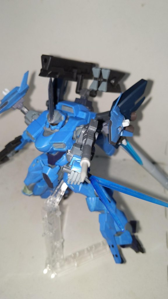 アルトアイゼン要素その1　パイルバンカーザウォートレヴの機動性を損なわない為に小型で軽量に設計された専用パイルバンカー。いくら小型で軽量といえどもパイルバンカーなので破壊力は充分。さらに、炸薬カートリッジを使い切るなどの理由で邪魔になった場合は即座にパージ可能。