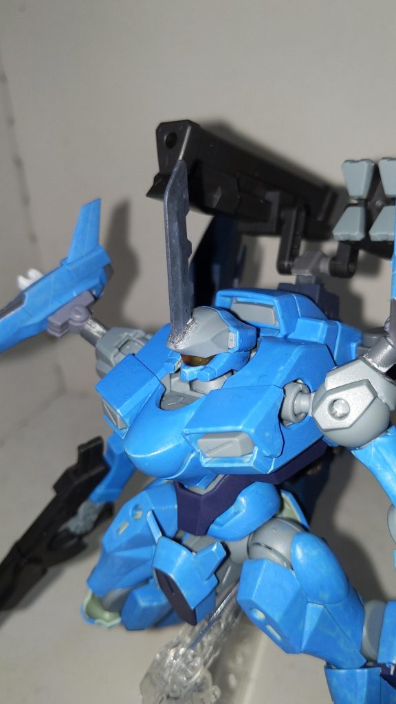 アルトアイゼン要素その2　ストロングブレードホーン強靭な素材でできている鋭いブレードアンテナ。(素材はたぶんレアメタルΩ)もはやブレードアンテナというより凶器。このツノによるヘッドバットや刺突攻撃は機体の加速力との相乗効果でほぼあらゆる防御手段を力技でねじ伏せる。アスティカシアなら絶対に反則間違い無し。余談だが、ザウォートレヴMark−Ⅱはこのツノによるヘッドバット攻撃の為に首周りが頑丈に造られている。