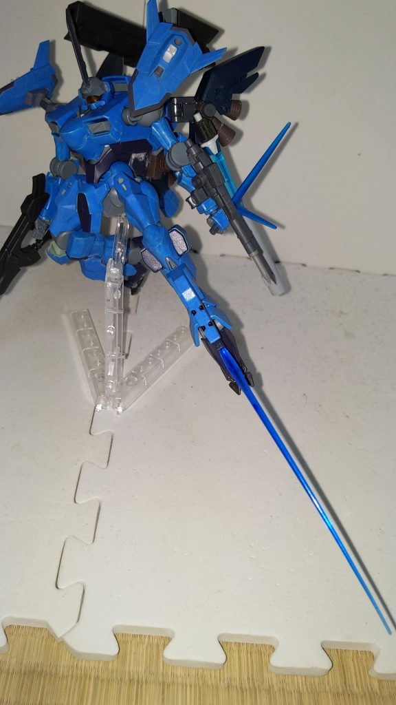 レッグスラッシュサーベル脛部分の追加装甲から展開されるビームサーベル。この装甲はダリルバルデの膝部分を流用しているのでペレットマインを射出する事も可能。足にビームサーベルを仕込むのはリーチが伸びるので合理的…………と、少なくとも自分はそう考えています。