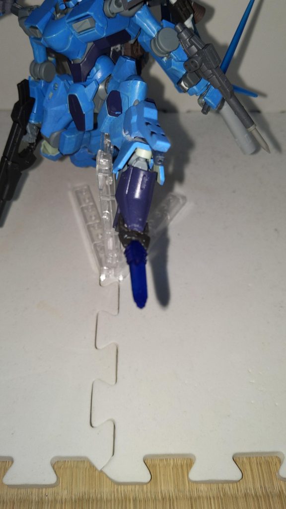 ビームキックつま先に搭載されたビームナイフ。斬る事よりも突き刺す事を想定した武装。スラスターの加速をフルに乗せたビームキックの一撃はビームシールドやファンネルバリアくらいなら力技で貫通する程の威力を発揮する。