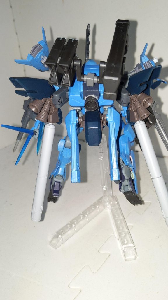 今回の改造の際に、少し印象を変えようとシナンジュスタインのブースターとザウォート本来のベクタードブースターの位置を逆にしてみました。こっちの方が加速性能高そうで気に入ってます。