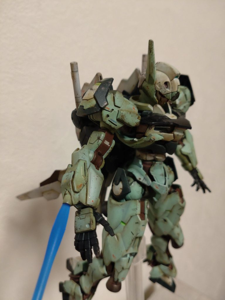 左右の腕の表情を変えたくて、左腕腕部にビームサーベルユニット造ってみました! シールドの情報量にまけないようにならないかと、、