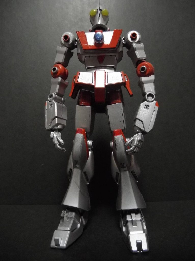 胴体は前後反転しています。スカートはバッサリとカット。胸部の青いランプには薬のケースを使用しています。上腕部を2セット使用して腕を長くしています。