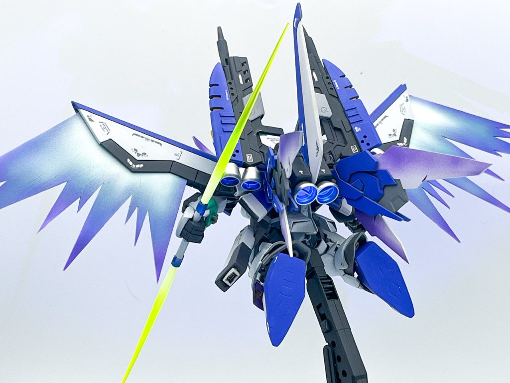 ▲極光の翼高機動時に謎ビーム粒子が生み出す光幕。ウィング下部から噴出する青い輝きはオーロラのように美しく揺らめき、見る者を虜にする。やっぱりVガンダムのデータが使われている。『ガンダムよ、天に昇れーっ!』