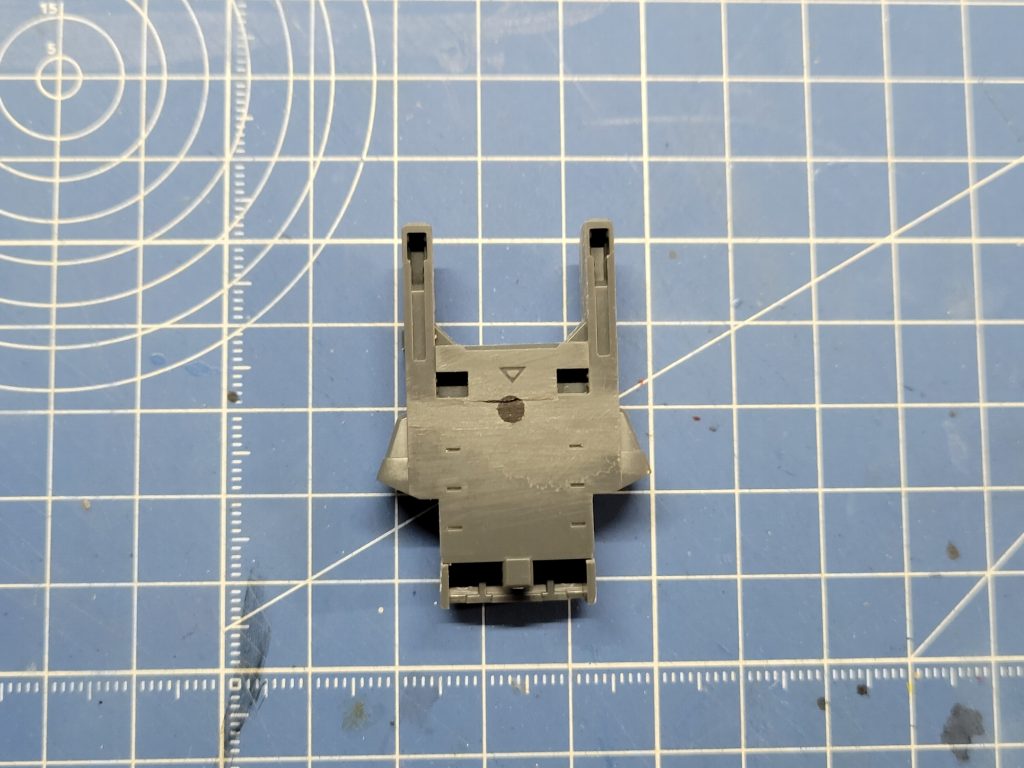 バックパック塗装前。中央の黒丸の位置に3.0ミリ径×1.0ミリ厚のネオジム磁石が埋まってますが、位置をミスり表面の段差モールド潰してしまい修正するハメに。