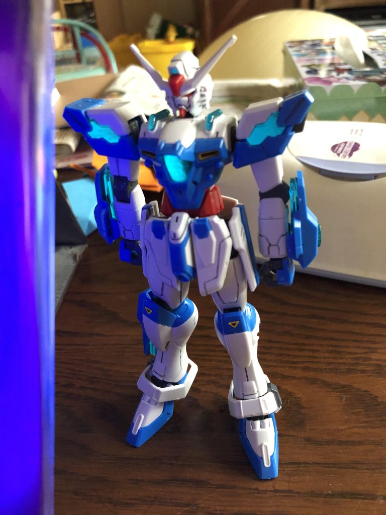 ブルーグリーンをふんだんに使ってクリアパーツ部分、シールに塗り塗り。いい感じに光ってくれました。