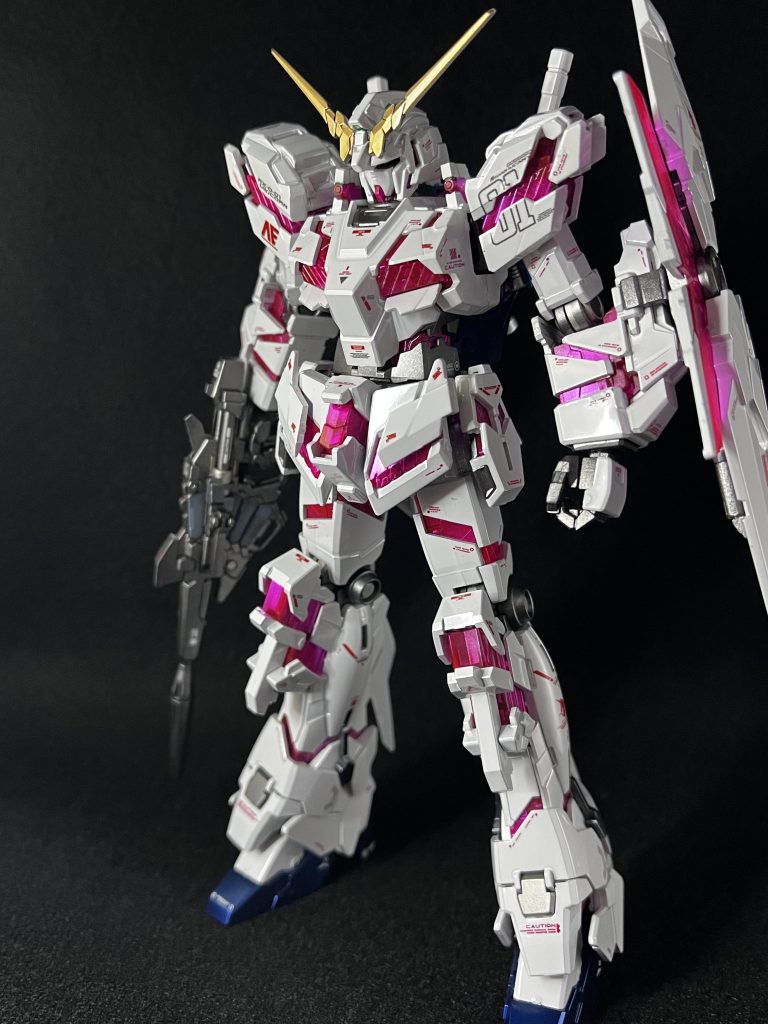 今回はサイコフレームをこだわりました。裏面にミラークロームを薄く、透け感が残るように塗りました。表面にはガイアノーツの蛍光ピンク、蛍光レッド、蛍光ピンク+蛍光ブルーを調色したものをグラデーションで仕上げました。