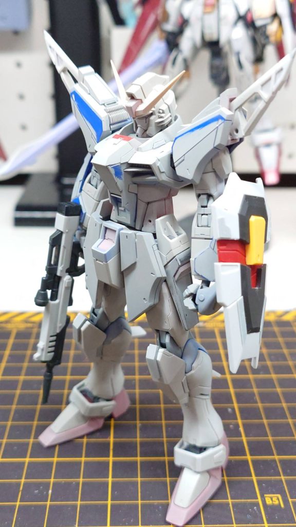 肩にしいたけディテールを追加したりしてますライフル、アロンダイト ビームソード、高エネルギー長射程ビーム砲 をRGデスティニーガンダムのものに変更しました。