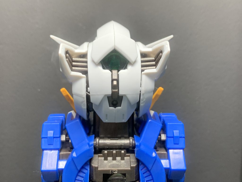 頭に隙間がありますが、コレ全くピッタリ合いません。何故ならパーツ形状がそもそも反っちゃってるからです。コレは恐らく金型が悪いというよりはガチャという特性上、丸いケースに詰め込まれるので後天的に頭部側面パーツが押し付けられて変形しているのが原因なのでは?もしかしたらお湯で温めて曲げて調整すれば治る?かも笑誰かチャレンジして見てください(投げやり)