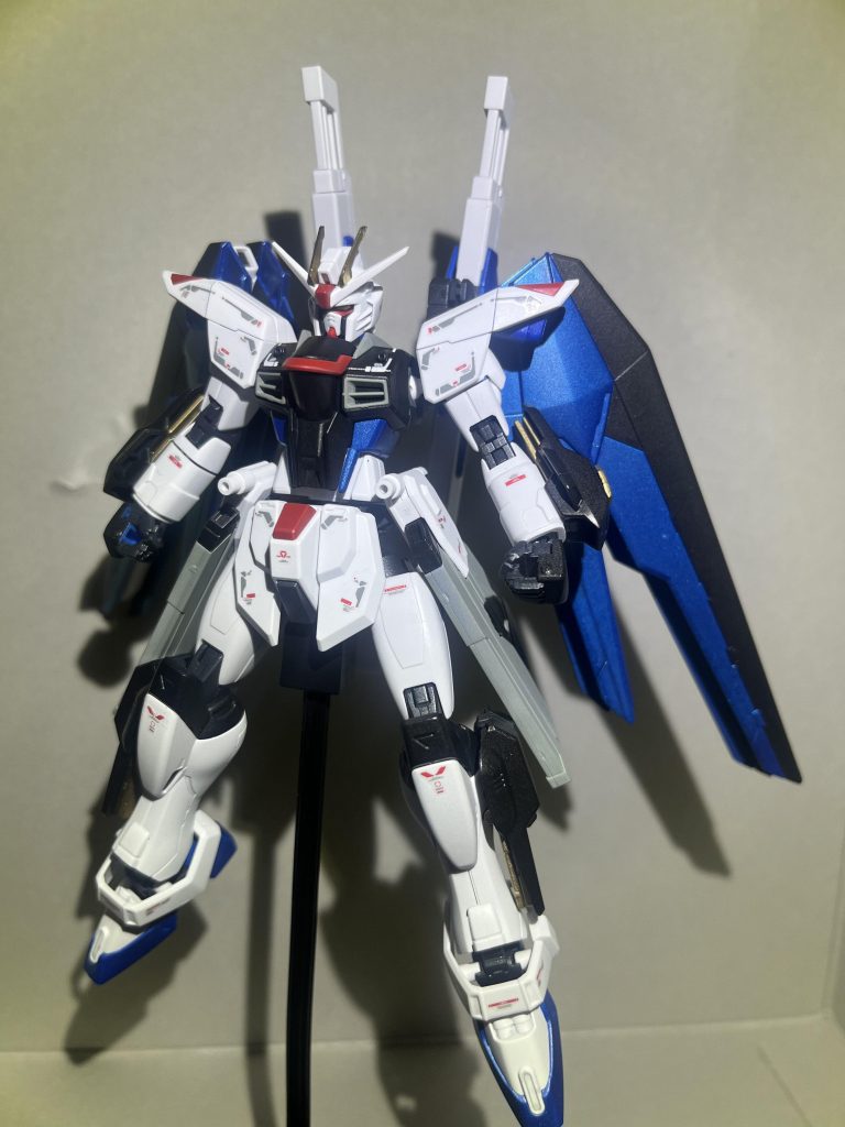 フリーダムにガンダムヘリオスの脚部、腕部、バックパックを移植し全塗装しました。お手軽ミキシング。