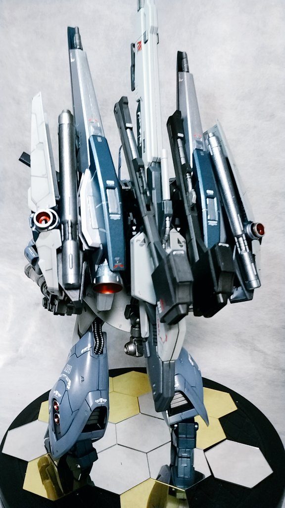 ハイパーメガランチャーと攻防一体型シールドファンネル、実体弾装備としてクレイバズーカ二門とハイパーバズーカ使って様々な戦略的戦闘を繰り広げるんだろーなと…アムロのデコイ使いまくりの幻惑戦闘をひとりごつ妄想…あー楽しい…