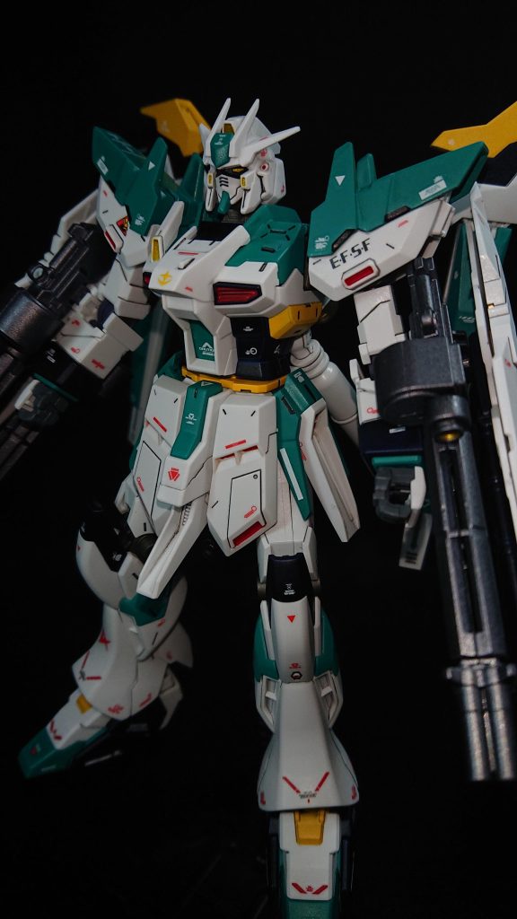 頭部 :Hi-νガンダムヴレイブボディ :Hi-νガンダムヴレイブ腰部 :Hi-νガンダムヴレイブ肩 :Hi-νガンダムヴレイブ腕部 :ユニコーン脚部 :Hi-νガンダムヴレイブ+ユニコーンバックパック:Hi-νガンダムヴレイブ武装 :ビームガトリング(ユニコーン)