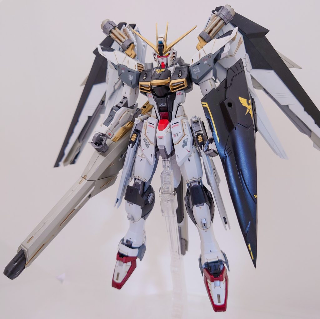 フリーダムガンダムの設計思想はそのままに、大型のランチャーとシールドを装備させてみました。