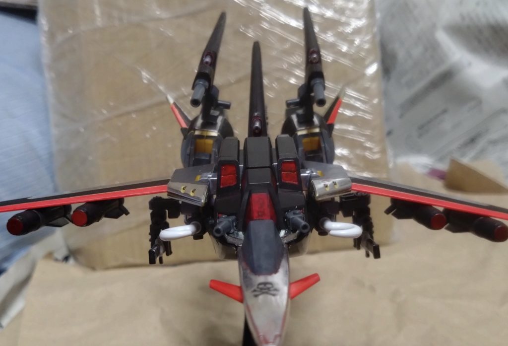 ここから変形について説明。それぞれの形態による武装も紹介します。戦闘機形態(ファイターフォーム)ムラサメにほぼ同じ飛行形態。スラスターが3機分ある為、通常のムラサメより機動性がアップしている。空中はもちろん、宇宙空間での飛行も可能。更に、一斉射撃によるフルバーストもできる。使用できる武装は近接防御火器、110mm機関砲、空対空ミサイル ハヤテ、追加で使用可能の空対空ミサイルポッド、アンカーショット、高エネルギービームガン、72式高エネルギービーム砲、更には後ろのアームに装備されたスカルソード(スカルナギナタ)をアームを動かすことで攻撃することができる。これはスカイグラスパー(ソード装備)の戦闘データを参考にしてできるようになった…という設定。