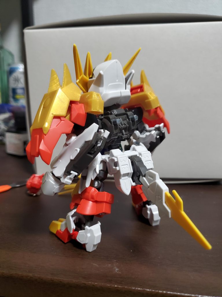 バルバトスのバックパックを腰に移動させました。ちょうどしっぽのようになるように装着。個人的にはこの改造が気に入ってます。