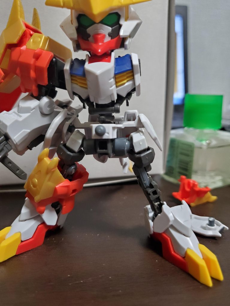 SDバルバトスの腕が大きすぎて、バランスが悪かったので、足を延長しました。アーマーを付けてもひざを曲げれるようになったので、これは嬉しかったですね。