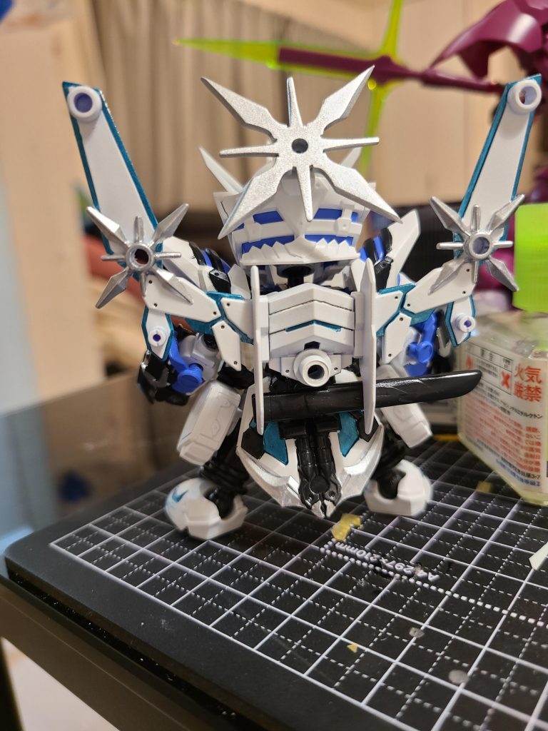 キットのバックパックは単色成形だったので、エポパテで肉抜きを埋めた後、ラッカー塗料でホワイトを塗装、その後水性塗料で細かい所は筆塗りをしています。