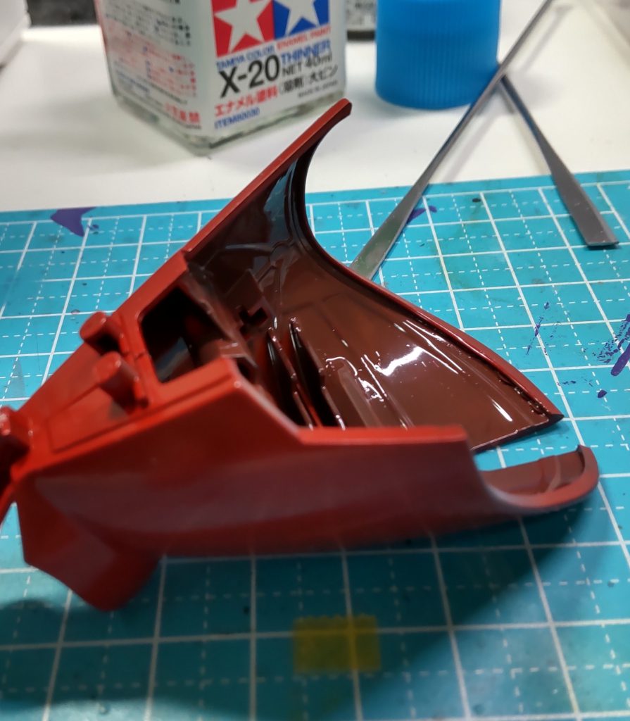 あと今回地味に装甲裏もエナメルのブラウンで塗り分けたんですが、筆塗りするために少しだけ溶剤入れて塗りやすくしたら、溶剤のせいで太い接続ピンが１本だけ折れました。でもまぁ幸い数ミリ残る感じだったので接着すれば大きな問題ではなく、外装は無事だったので事なきを得ました。やっぱエナメル溶剤混ぜるならパーツは分解してから塗らないと駄目ですね、テンションかかってるところは割れます(笑)